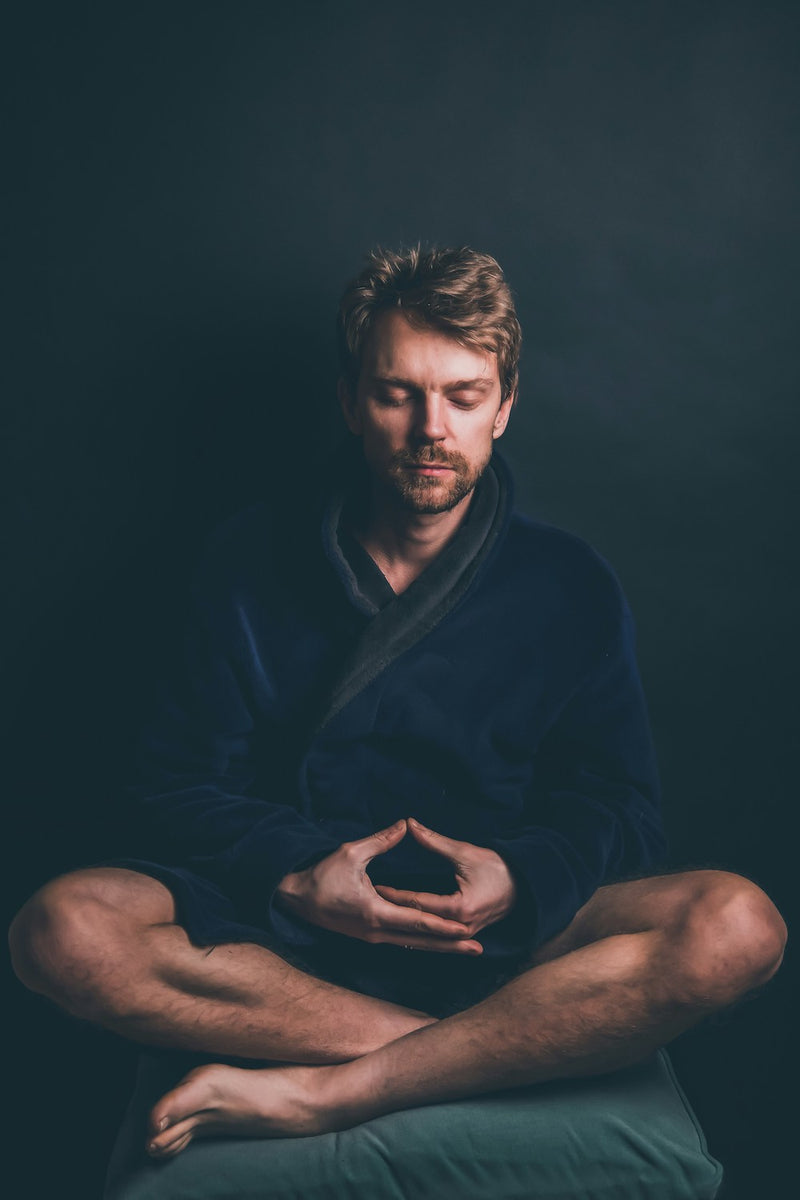 Blog post detailing daily habits like drinking water, exercising, meditating, and limited screen time.
